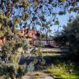 L�edificio sembra per� disabitato, con la vegetazione spontanea che ha ormai preso il sopravvento nel cortile antistante
